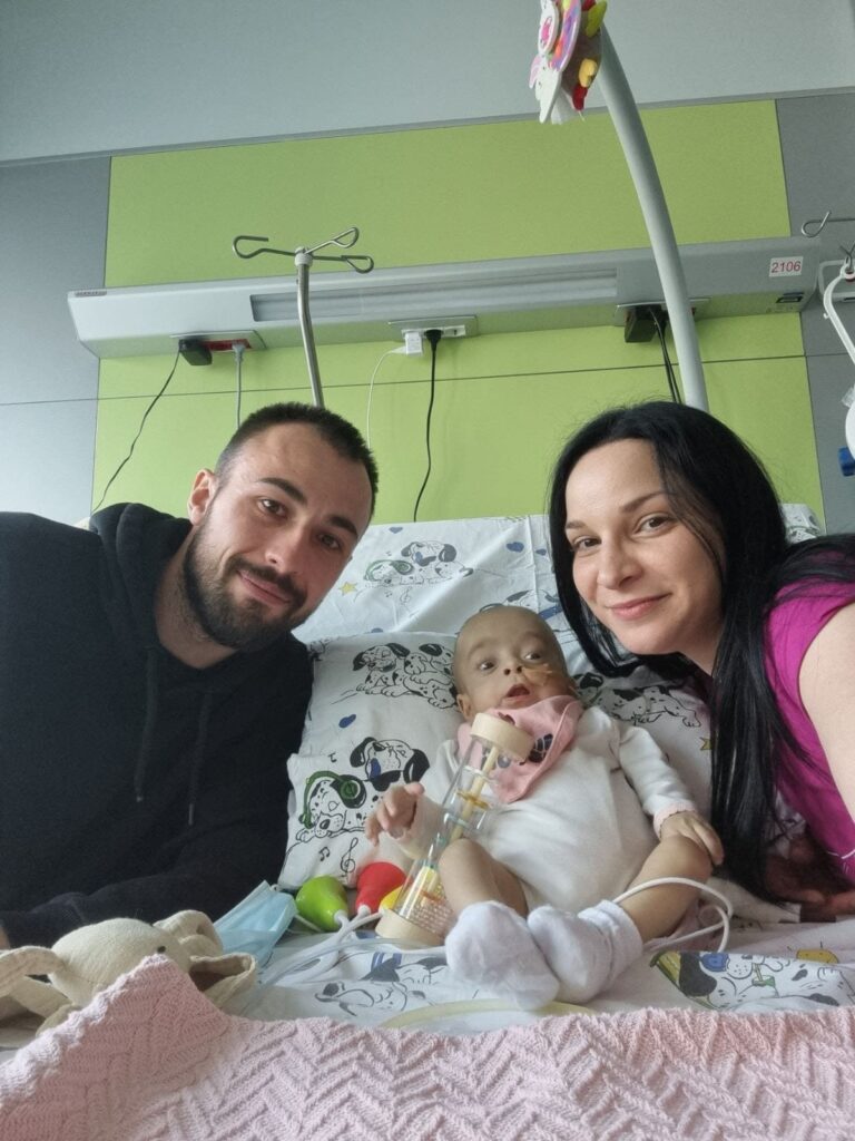 Aleksandar Topalović donirao svojoj bebi jetru
Ne treba blur na lice bebe.
Privatna arhiva