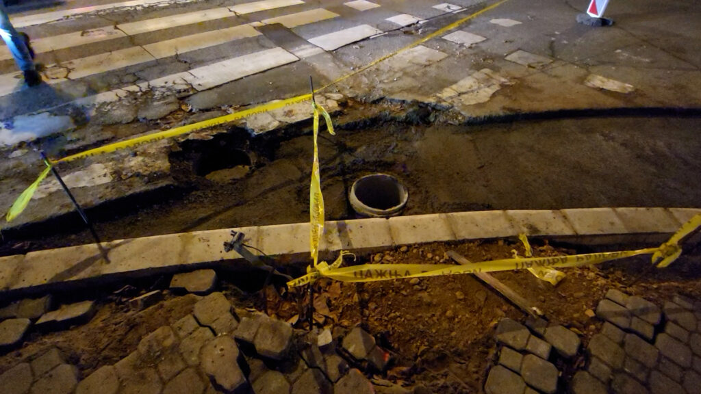 Nedostaje znak Bulevar Zorana Đinđića 
Antifašističke borbe, Bulevar Zorana Đinđića, Novi Beograd, raskrsnica, semafor, radovi