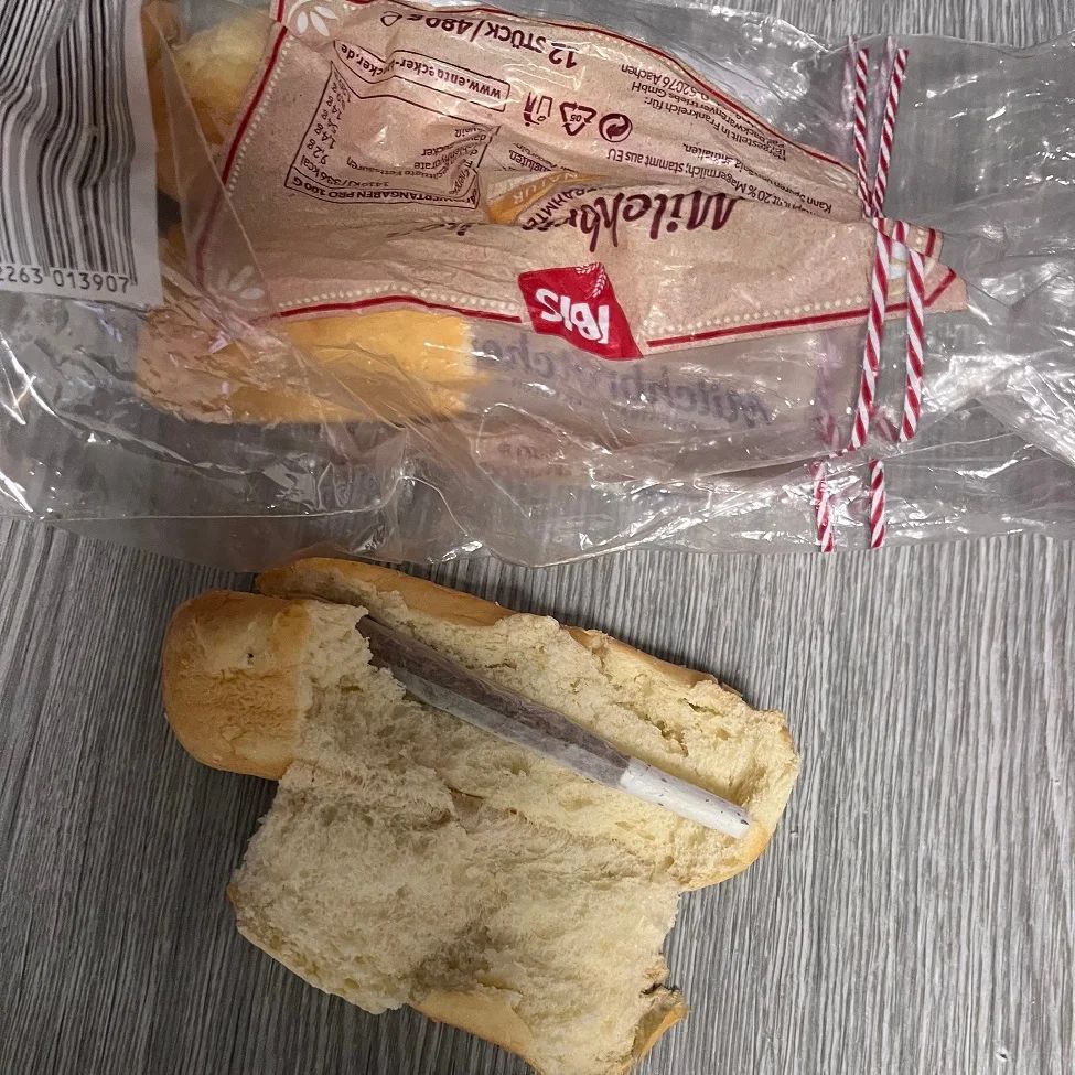 Pronaći džoint u kifli bilo bi skoro nemoguća misija, da carinici nemaju svoje krznene kolege istančanog njuha na koje uvek mogu da se oslone.