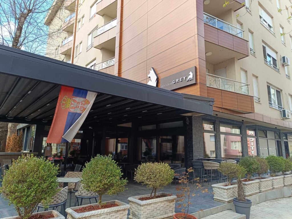 Severna Mitrovica, konfiskacija nepokretne imovine Milana Radoičića, restoran Grej i stan na šestom spratu zgrade iznad restorana Grej Foto: KoSSev