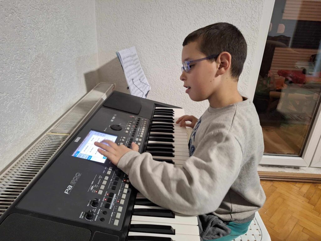 Snežana i Goran Stojiljković i njihovi sinovi Filip, Luka i Sava.  Sava svira sintisajzer, Roditelji iz Vranja koji imaju trojke