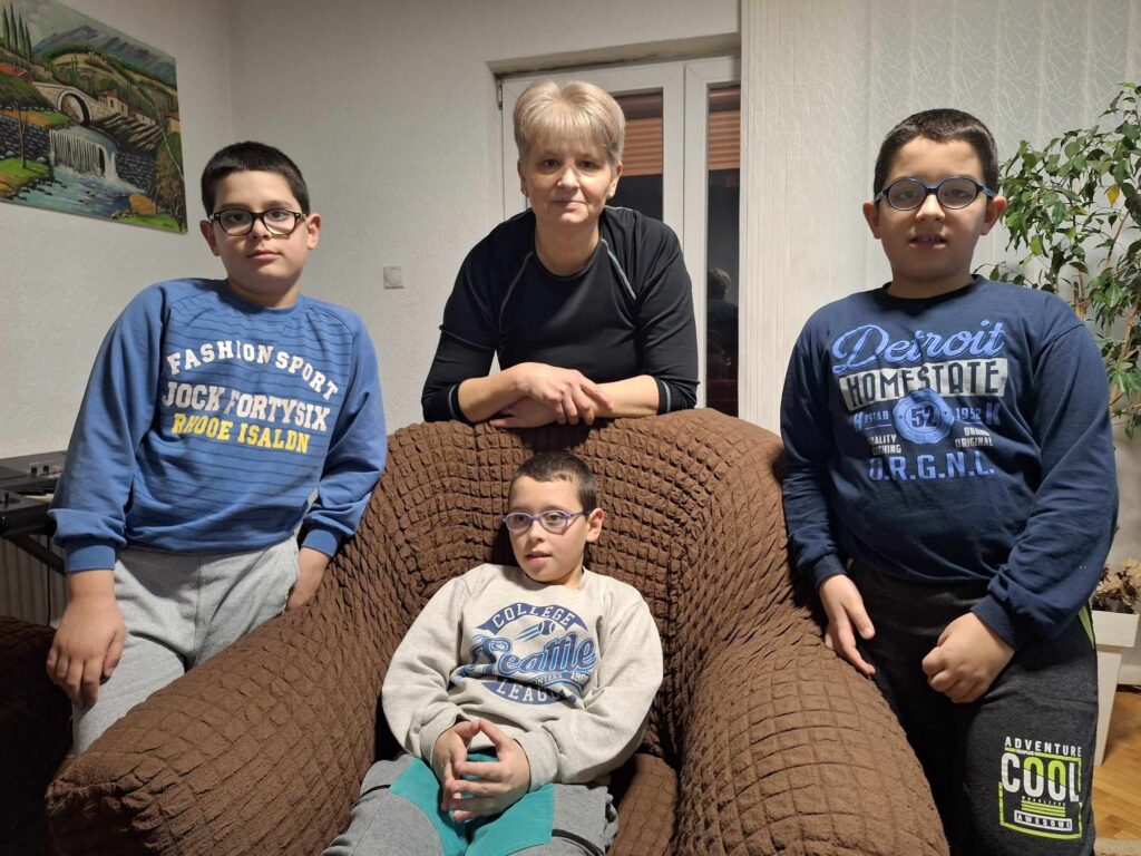 Snežana i Goran Stojiljković i njihovi sinovi Filip, Luka i Sava, Roditelji iz Vranja koji imaju trojke
