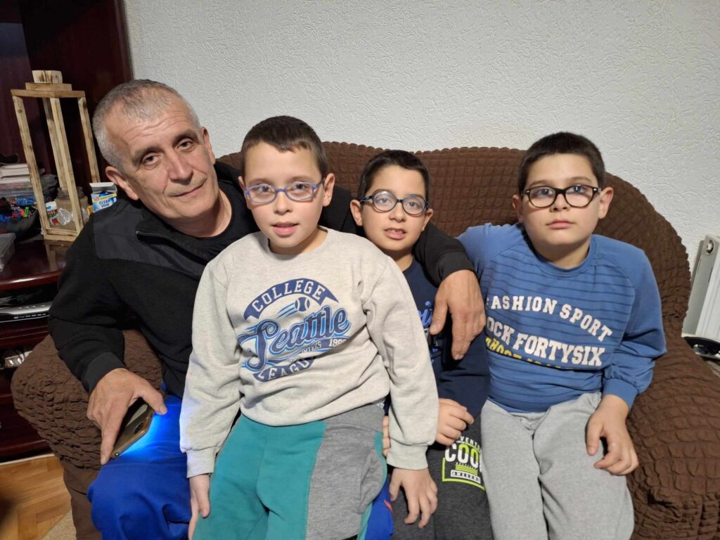 Snežana i Goran Stojiljković i njihovi sinovi Filip, Luka i Sava.Roditelji iz Vranja koji imaju trojke