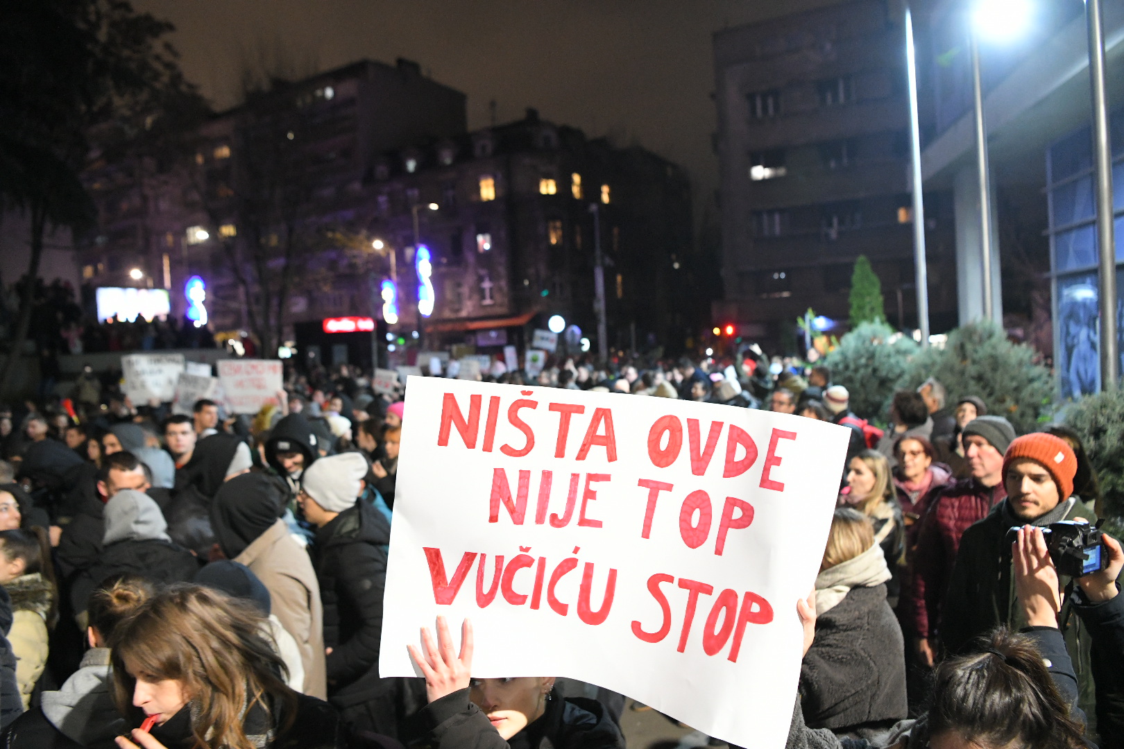 Beograd 12. decembar 2024. Protest studenata ispred Radio televizije Srbije RTS u vreme emitovanja Dnevnika Foto:Amir Hamzagić/Nova.rs
