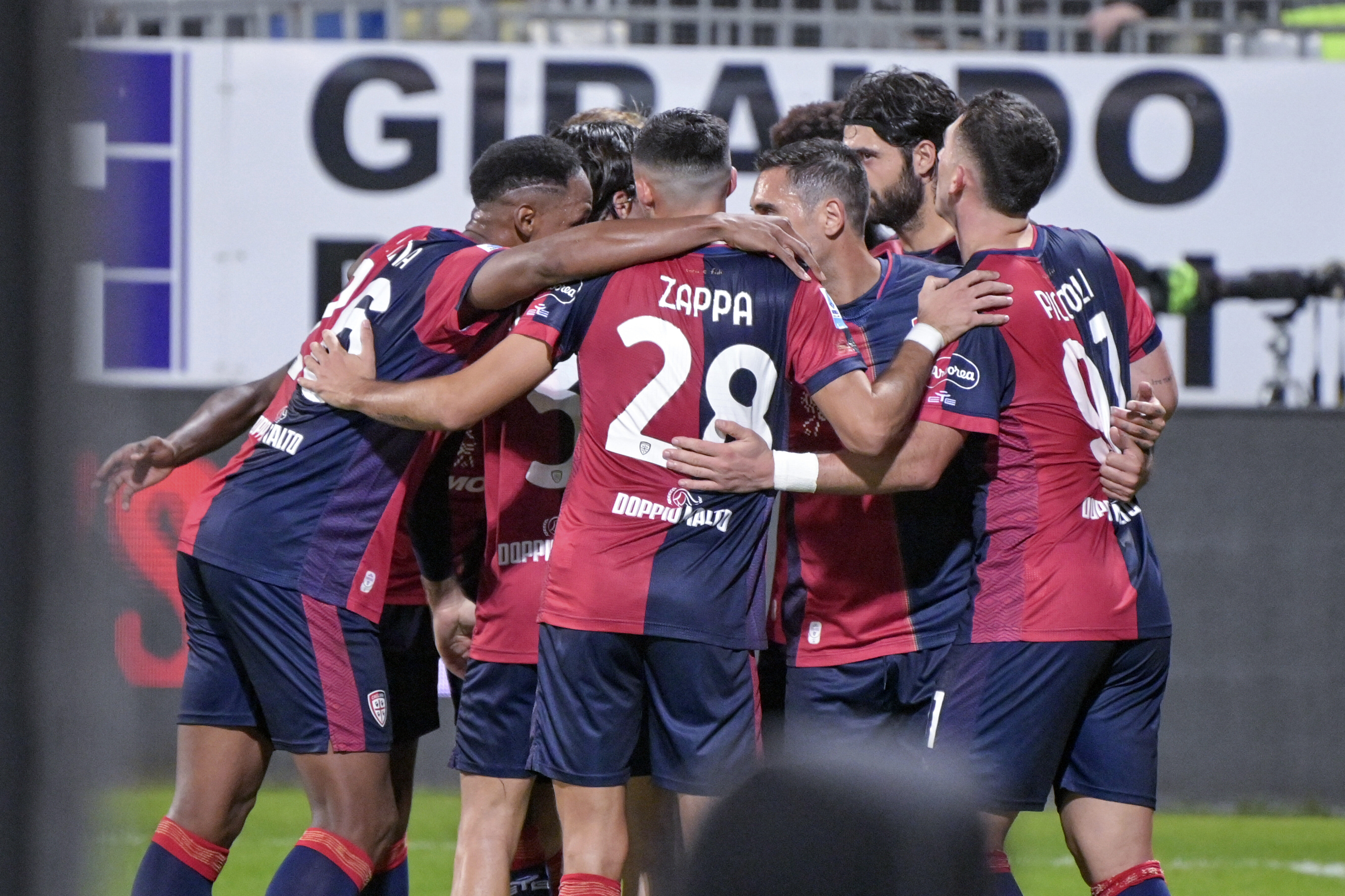 Cagliari's Roberto Piccoli, right, celebrates scoring during the Serie A soccer match between Cagliari Calcio and Hellas Verona at the Unipol Domus in Cagliari, Sardinia, Friday Nov. 29, 2024. (Gianluca Zuddas/LaPresse via AP)