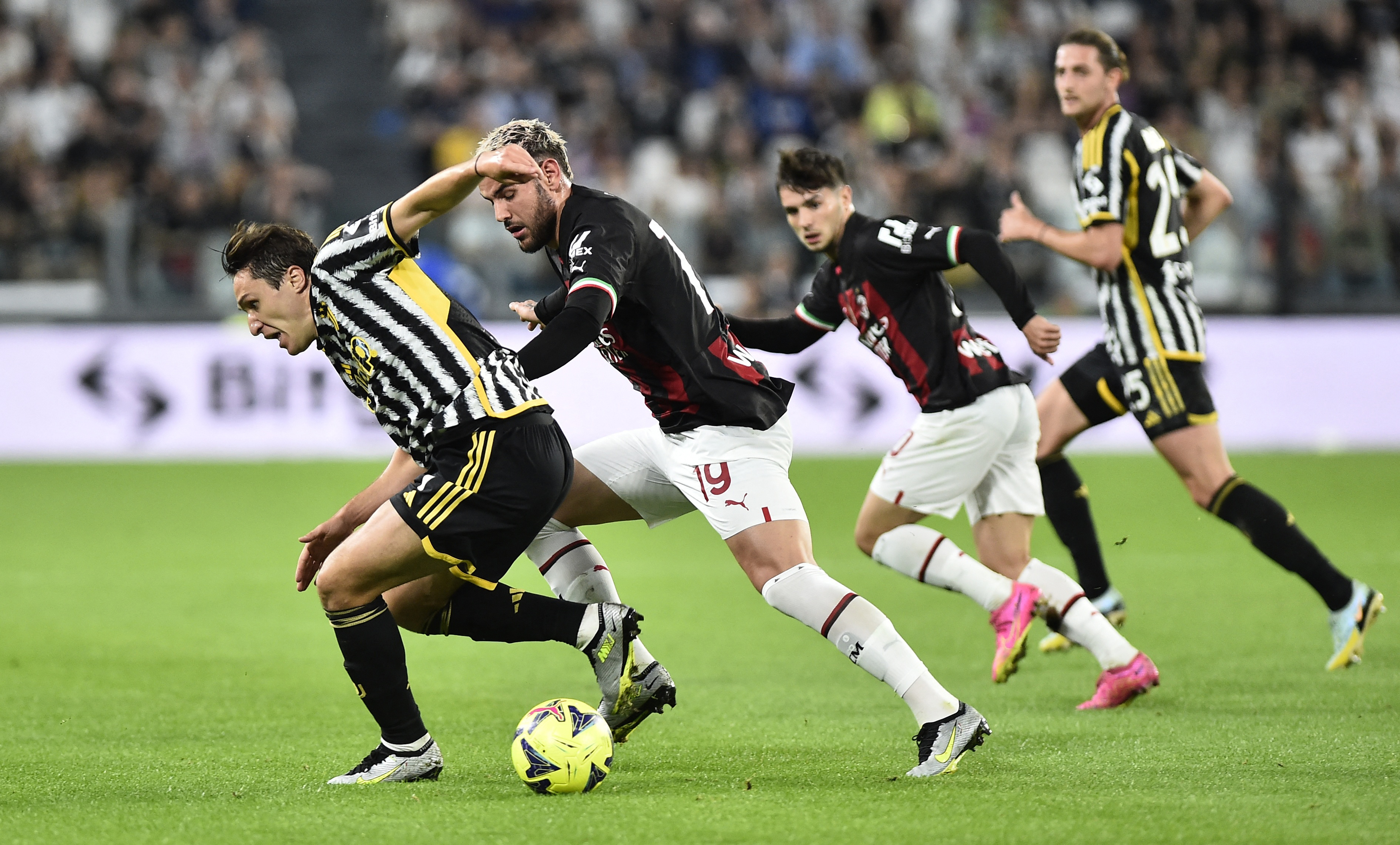 Soccer Football - Serie A - Juventus v AC Milan - Allianz Stadium, Turin, Italy - May 28, 2023 Juventus' Federico Chiesa in action with AC Milan's Theo Hernandez REUTERS/Massimo Pinca