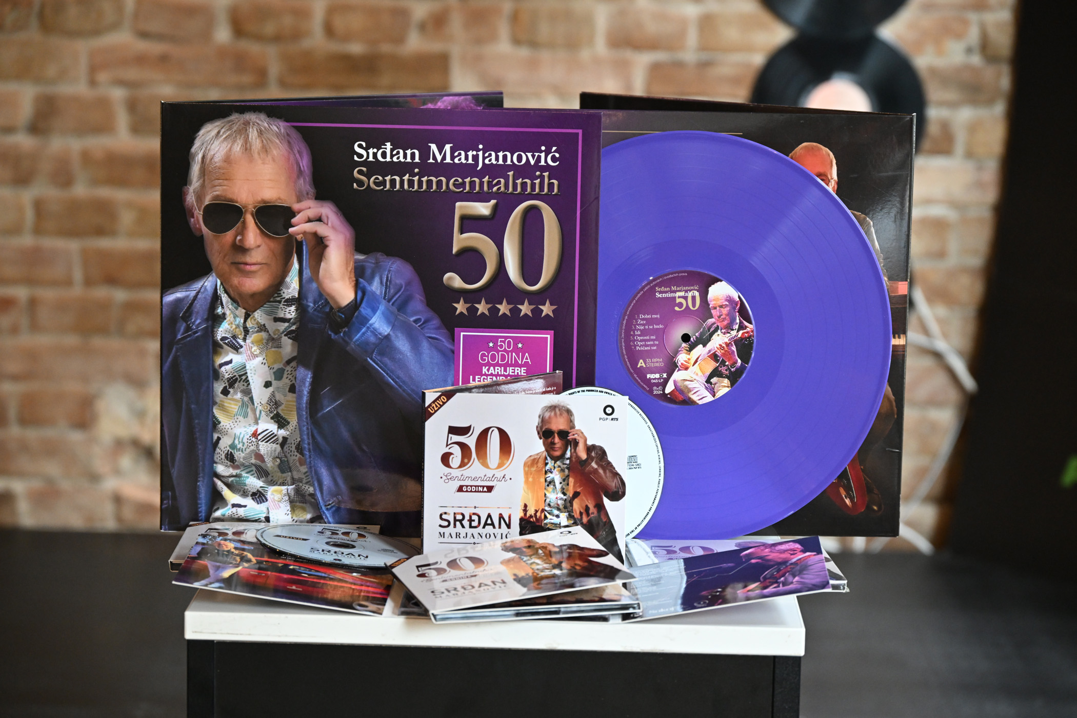 50 godina karijere kantautor Srdjan Marjanovic je obelezio dokumentarnim filmom i adudio izdanjima