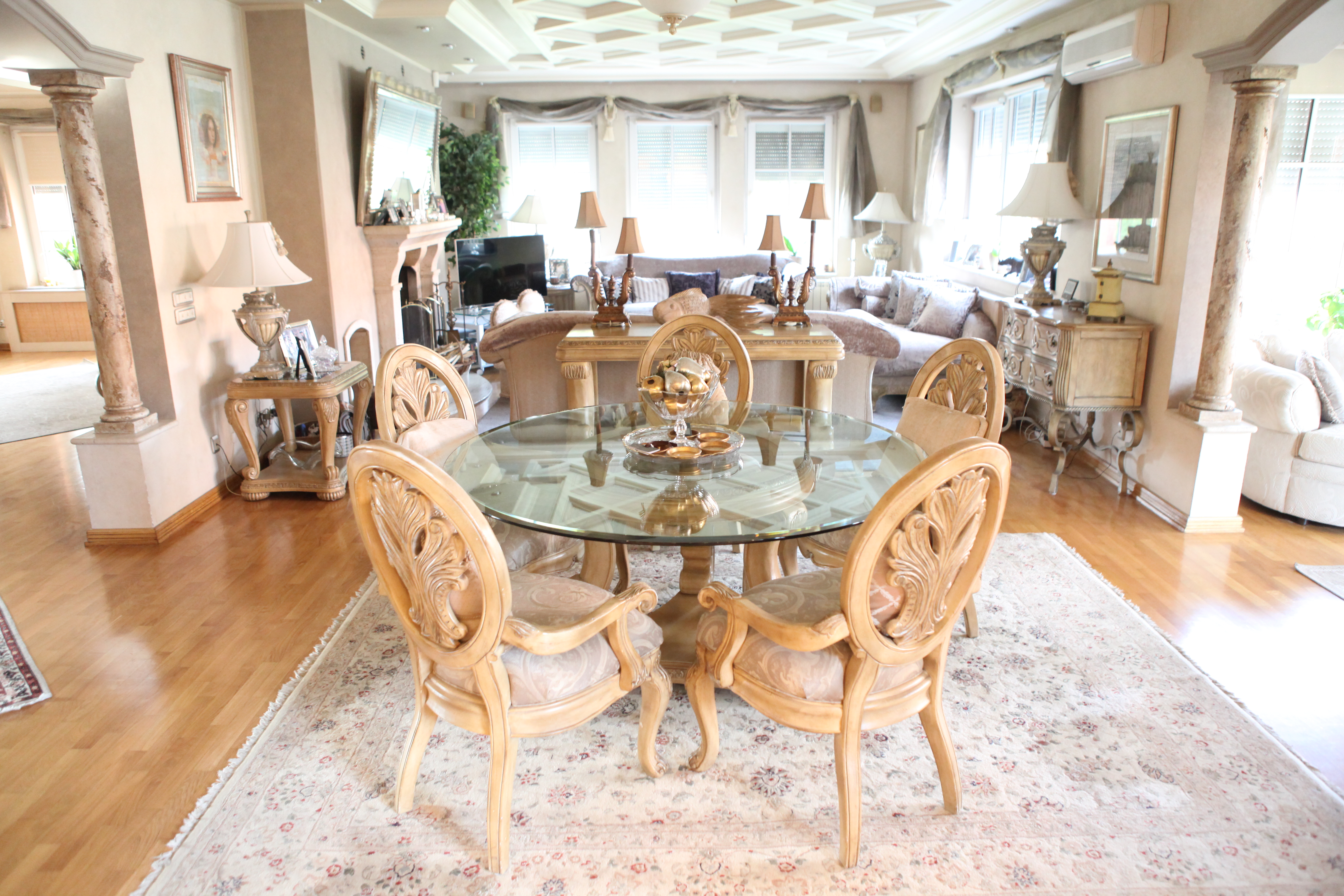 Beograd, 18.11.2013. puls , na kafi kod, Lepa Brena pevacica, dnevna soba, namestaj, Fahreta Jahic, Fahreta Zivojinovic  Ras Foto Zoran Loncarevic