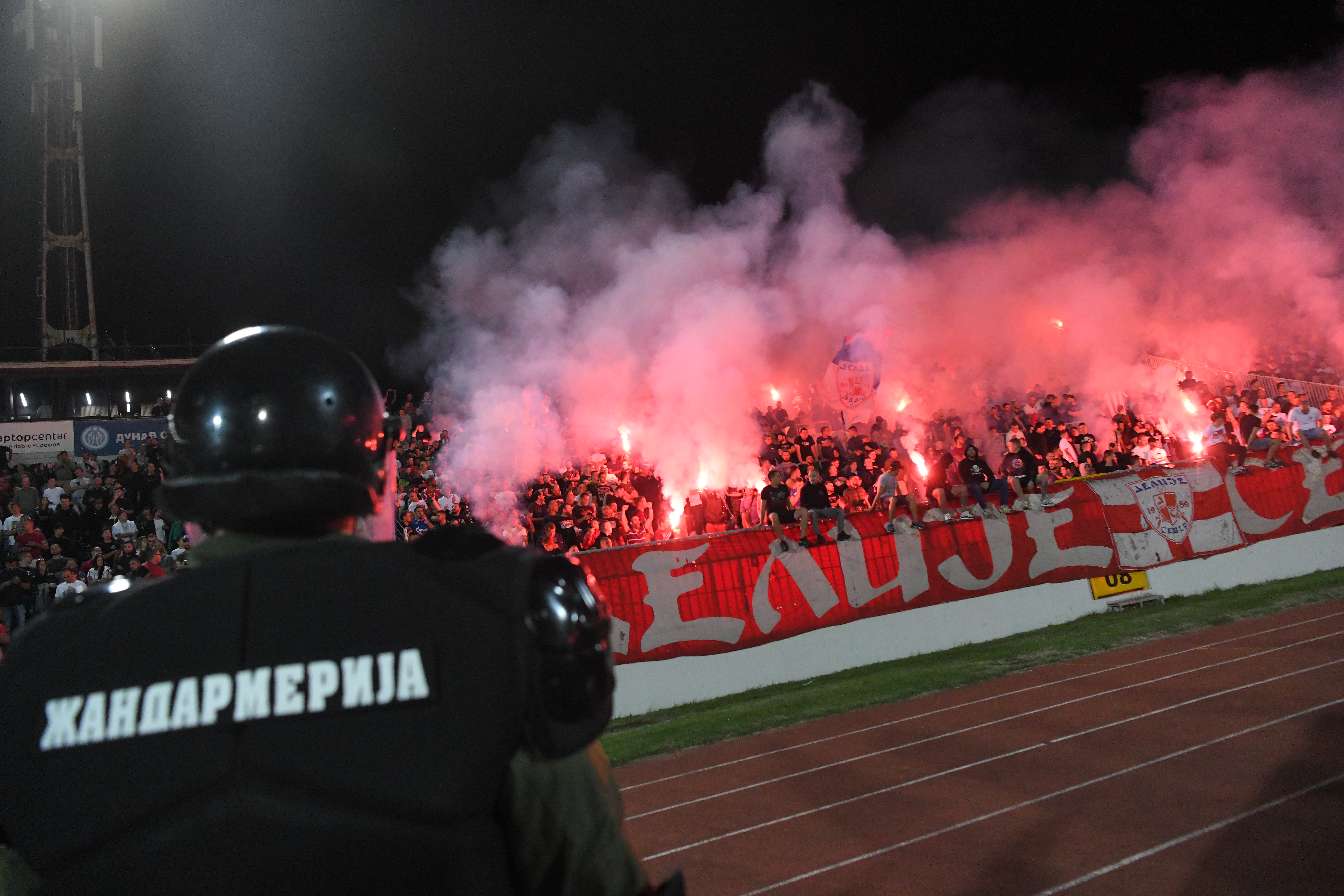 Beograd 23. septembar 2024. Fudbalski večiti derbi Partizan vs Crvena zvezda na stadionu Partizana u Humskoj navijaci delije baklje Foto:Amir Hamzagić/Nova.rs