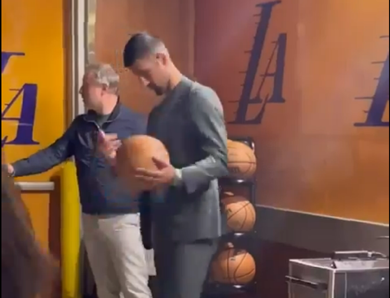 Novak Đoković na meču Lejkersa i Golden Stejta