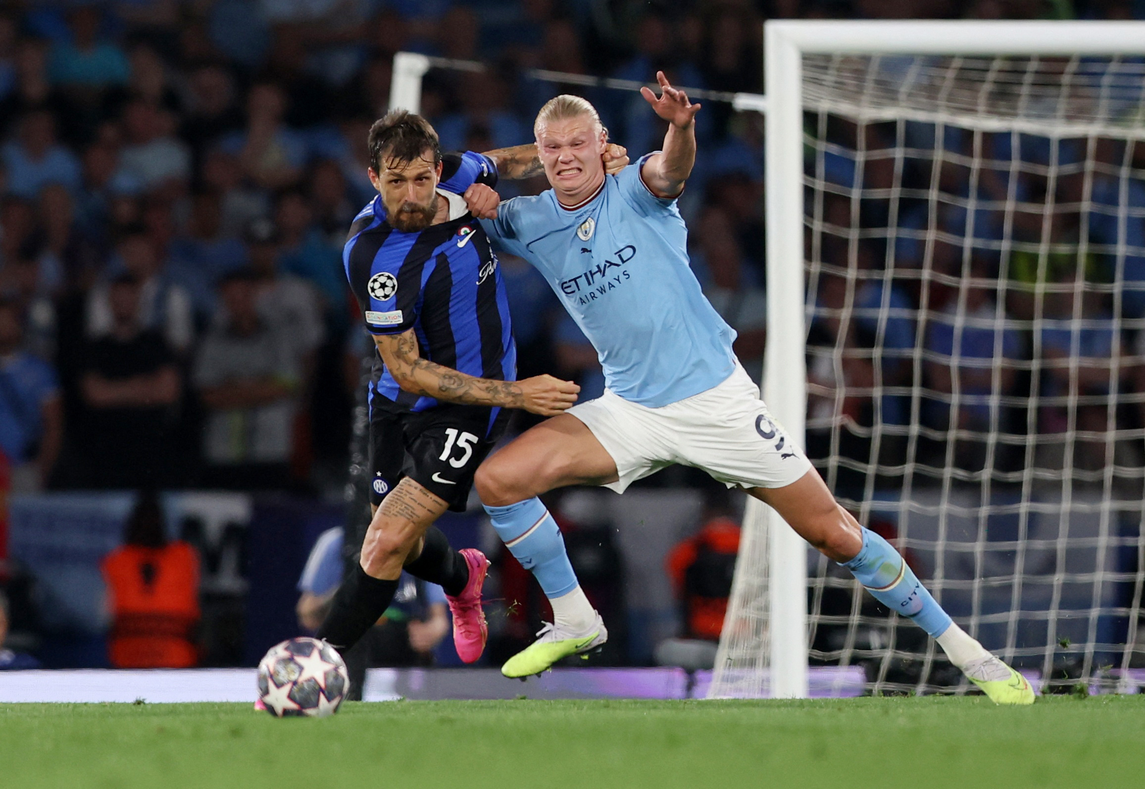 Soccer Football - Champions League Final - Manchester City v Inter Milan - Ataturk Olympic Stadium, Istanbul, Turkey - June 10, 2023 Manchester City's Erling Braut Haaland in action with Inter Milan's Francesco Acerbi REUTERS/Murad Sezer