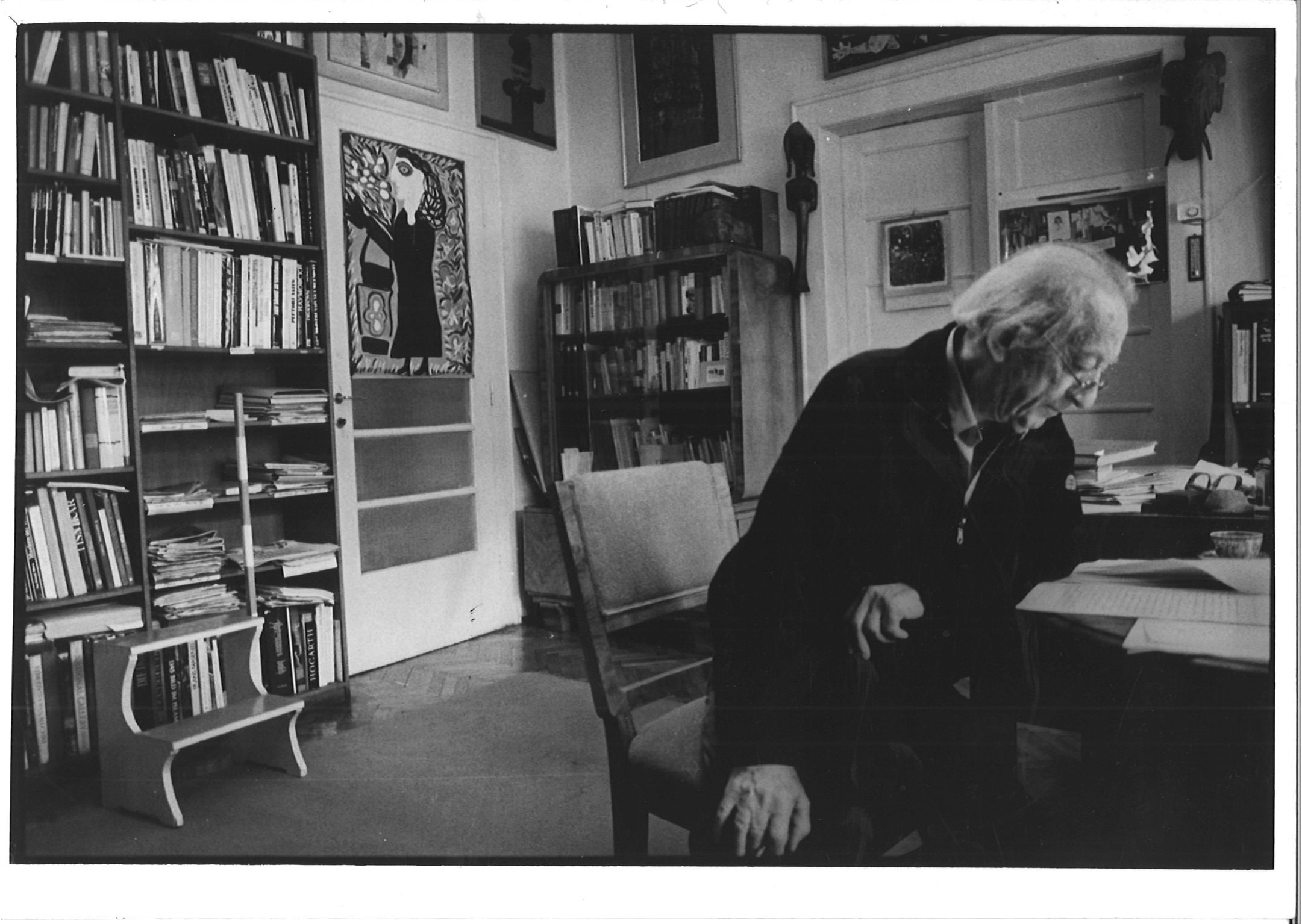 Oto Bihalji-Merin u svom stanu, foto Milinko Stefanović, 1986_ iz arhive Salona Oto Bihalji-Merin