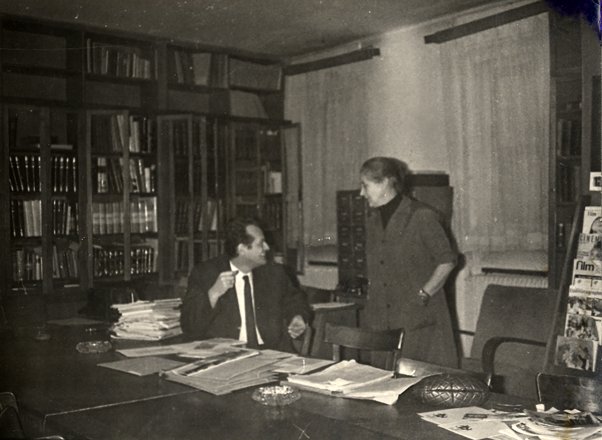 Olga Dobrović, u biblioteci JK Foto Arhiv JK copy