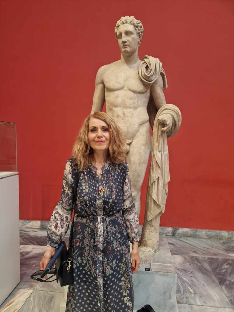 1716892165-Zorica-ispred-statue-boga-Hermesa-u-Nacionalnom-arheoloskom-muzeju-Atine-foto-Dragan-Ambrozic--768x1024.jpg