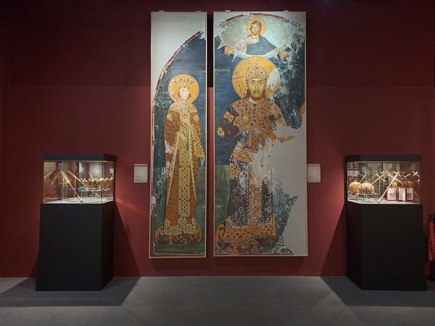 Detalj sa izložbe Čekajući stalnu postavku, rekonstrukcije insignija cara Dušana i carice Jelena, Istorijski muzej Srbije