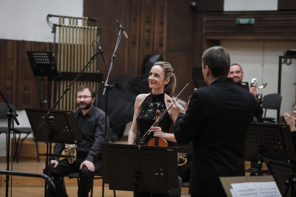Beogradska-filharmonija-violinistkinja-Jelena-Dragnic-u-prvom-planu-foto-Marko-Dokovic-1024x683.jpg