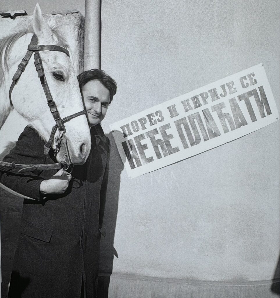 1709893180-Reziser-TV-serije-Filip-na-konju-Foto-privatna-arhiva-Marka-Novakovica-iz-iz-knjige-Slobodan-Novakovic-Licnost-kao-metafora-Biblioteka-grada-Beograda-963x1024.jpg