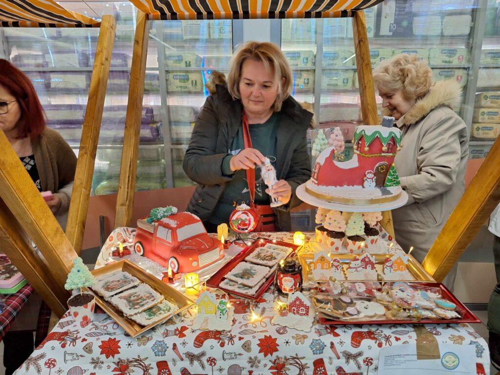 novogodišnji bazar npr novogodisnja dekoracija torte humanitarna Tortijada