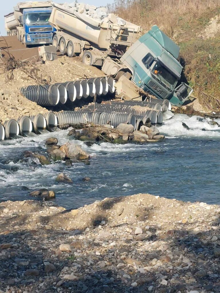 Između čačanskih sela Kukići i Donja Gorevnica na Moravskom koridoru došlo je do sletanja kamiona ka koritu reke Zapadne Morave. Poslala Ljubica Sokić