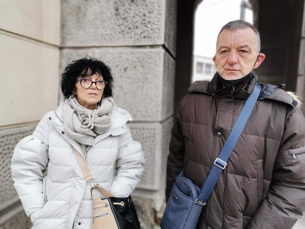 DVE I PO GODINE OD NESREĆE: JOŠ NEMA PRAVDE ZA DANICU I LJUBOMIRA Radmila sa mužem ispred suda