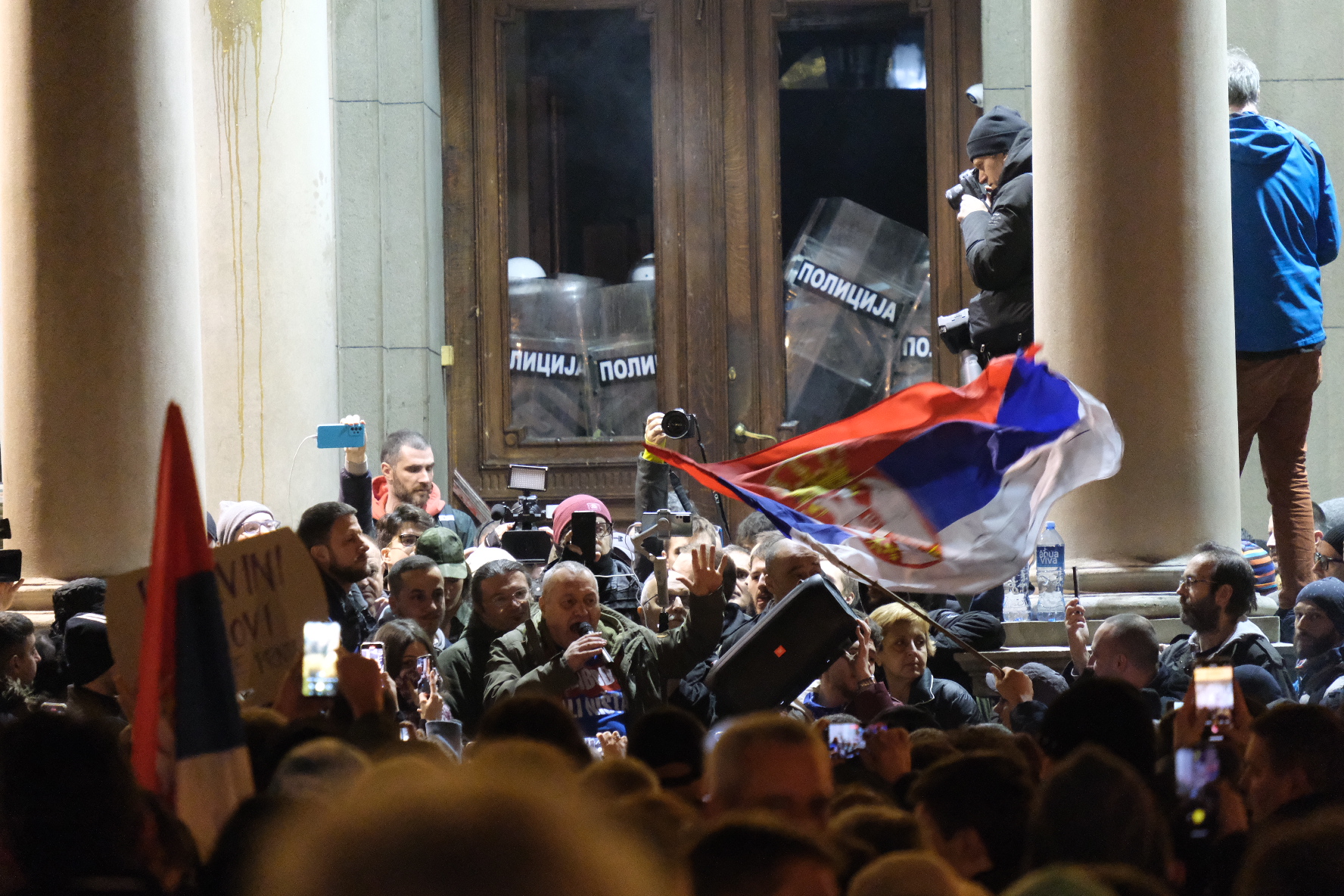 Beograd 24.12.2023. Protest građana  Protest, Skupština grada, pokušavaju da uđu u skupštinu, suzavac, policija Foto: Vladislav Mitić/Nova.rs