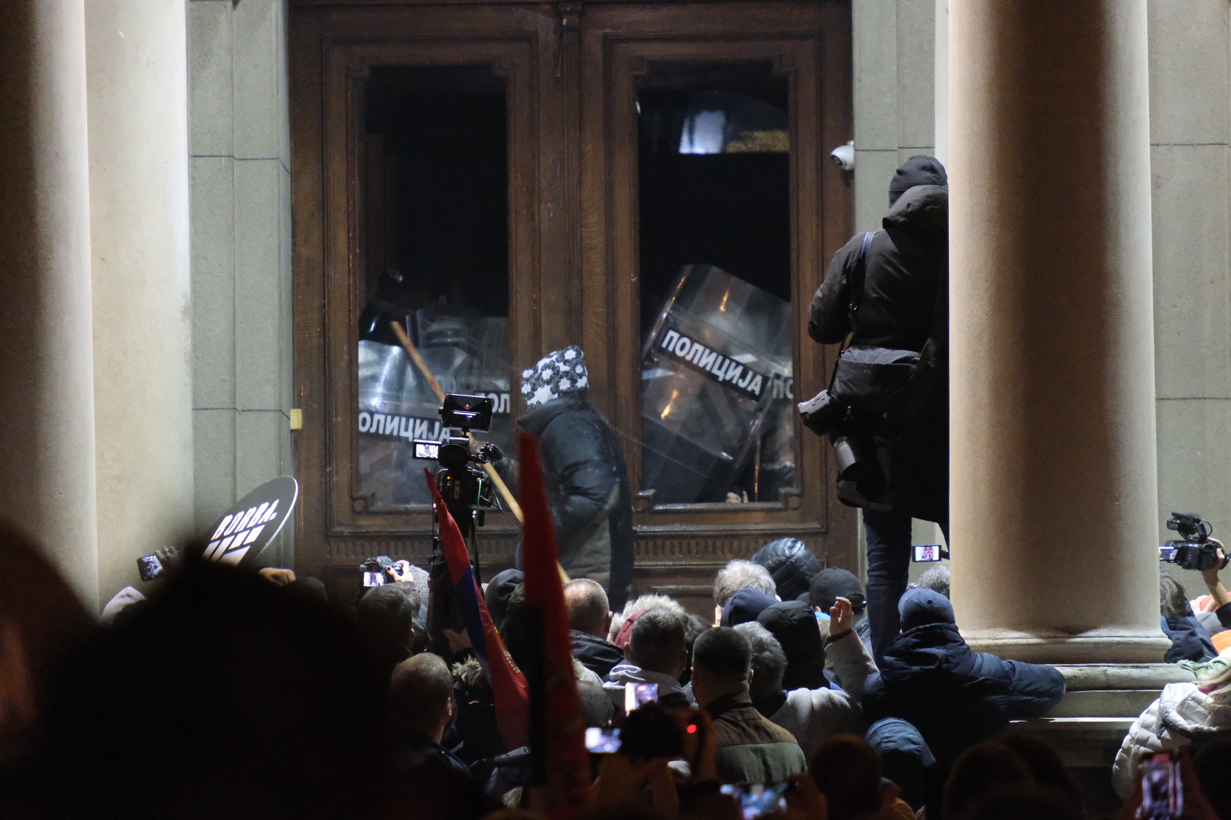 Beograd 24.12.2023. Protest građana  Protest, Skupština grada, pokušavaju da uđu u skupštinu, suzavac, policija Foto: Vladislav Mitić/Nova.rs