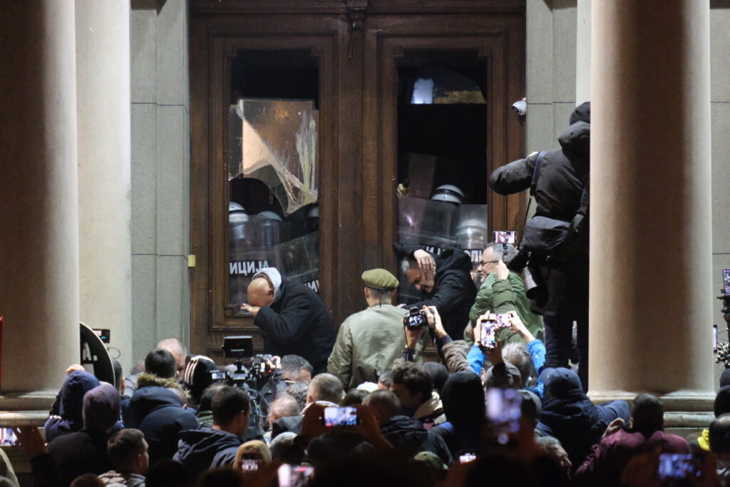 Beograd 24.12.2023. Protest građana  Protest, Skupština grada, pokušavaju da uđu u skupštinu, suzavac, policija Foto: Vladislav Mitić/Nova.rs
