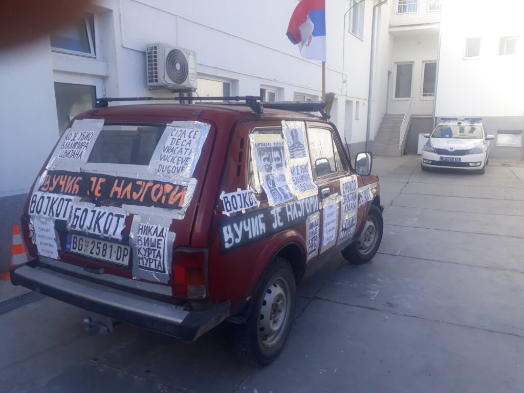 Zoran Todorović iz Mladenovca kome je "uhapšen" automobil jer je oblepljen natpisima protiv Vučića