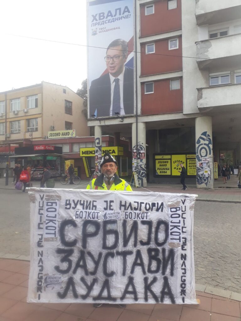 Zoran Todorović iz Mladenovca kome je "uhapšen" automobil jer je oblepljen natpisima protiv Vučića