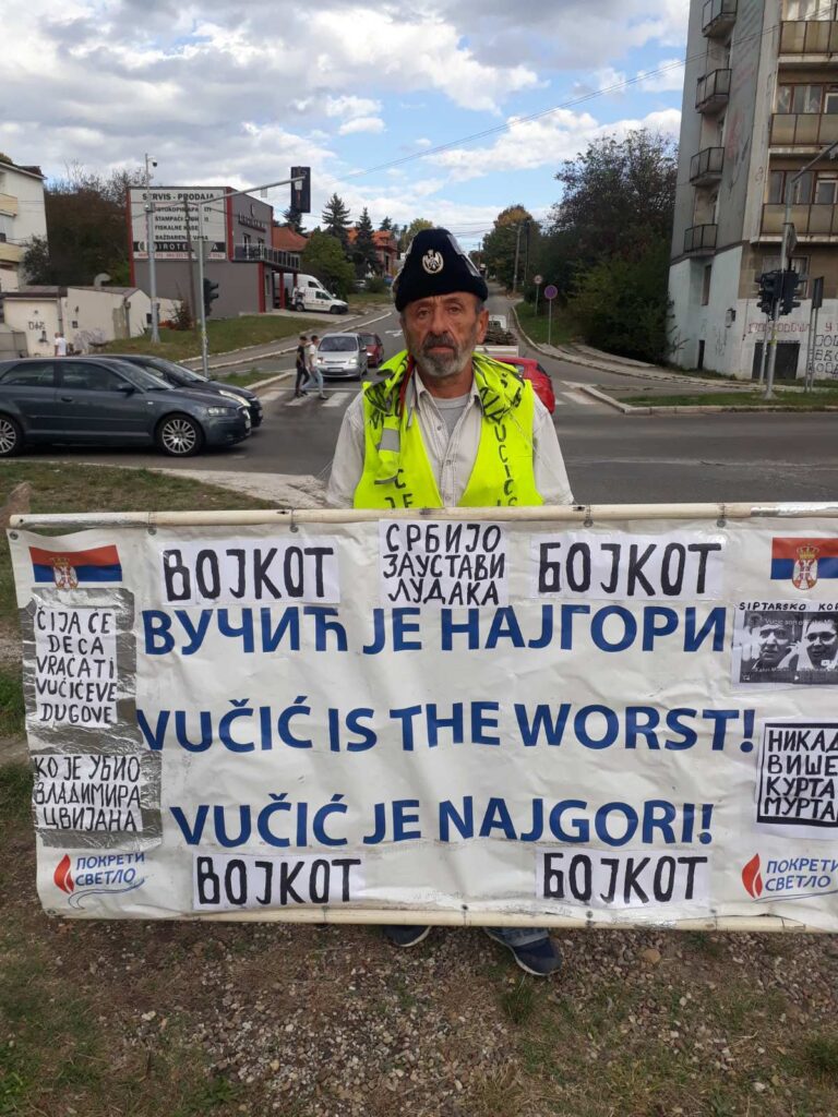 Zoran Todorović iz Mladenovca kome je "uhapšen" automobil jer je oblepljen natpisima protiv Vučića