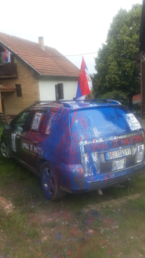 Zoran Todorović iz Mladenovca kome je "uhapšen" automobil jer je oblepljen natpisima protiv Vučića