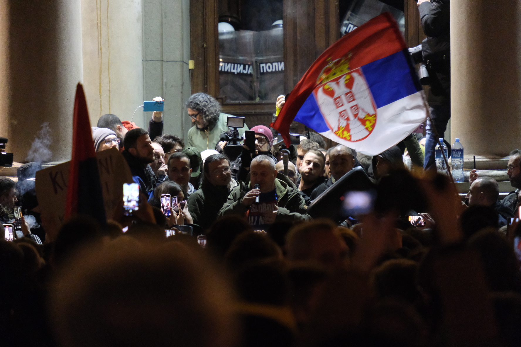 Beograd 24.12.2023. Protest građana  Protest, Skupština grada, pokušavaju da uđu u skupštinu, suzavac, policija Foto: Vladislav Mitić/Nova.rs
