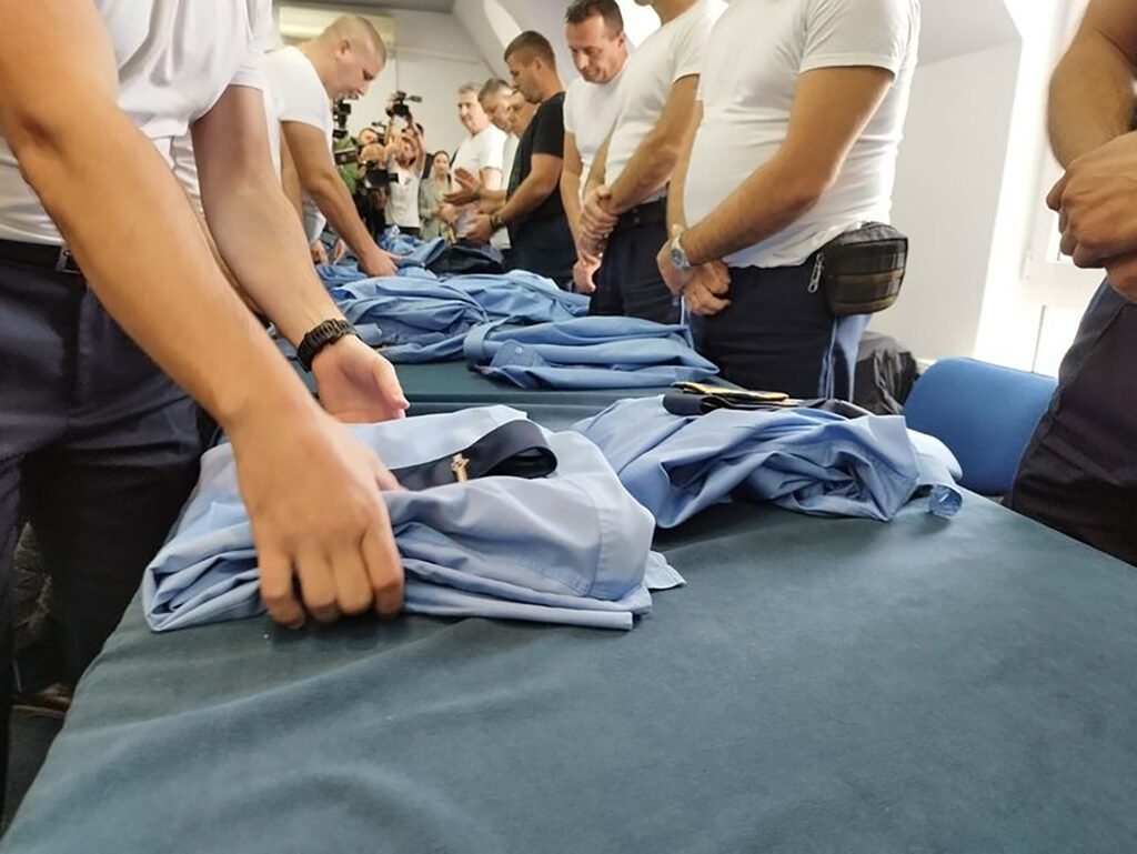 Srbi vratili uniforme, POLICAJCI,  komandiri stanica i rukovodioci policije sa severa skinuli su svoje uniforme, posle sastanka u Zvečanu na kojem je odlučeno da Srbi izađu iz institucija na severu Kosova