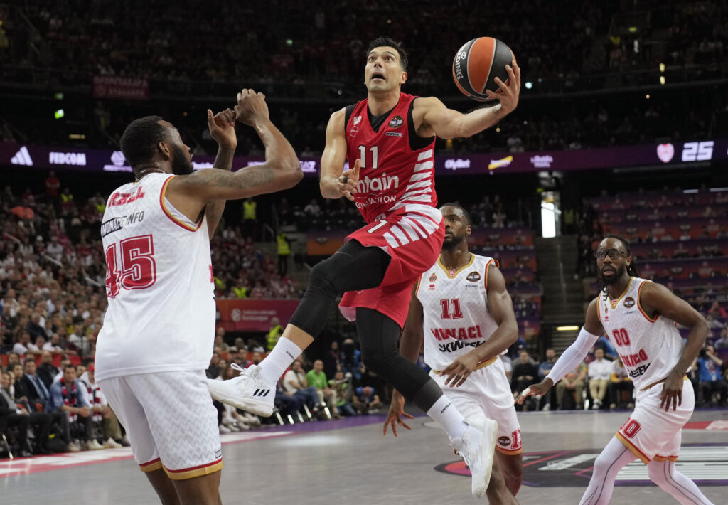 Basketball - EuroLeague - Semi Final A - Olympiacos Piraeus v AS Monaco - Zalgirio Arena, Kaunas, Lithuania - May 19, 2023 Olympiacos Piraeus' Kostas Sloukas in action with AS Monaco's Donta Hall REUTERS/Ints Kalnins