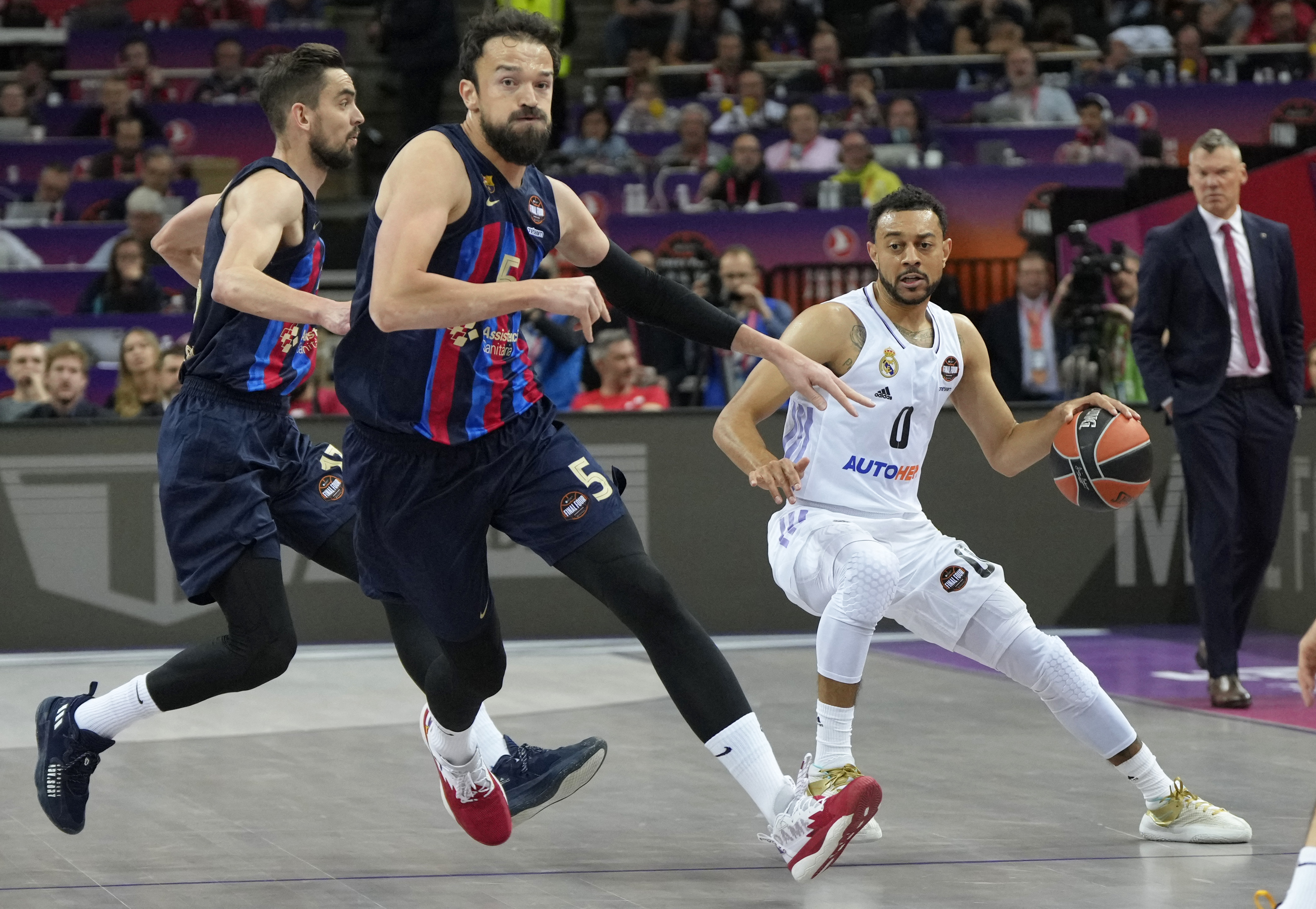 Basketball - EuroLeague - Semi Final B - FC Barcelona v Real Madrid - Zalgirio Arena, Kaunas, Lithuania - May 19, 2023 Real Madrid's Nigel Williams-Goss in action with Barcelona's Sertac Sanli REUTERS/Ints Kalnins