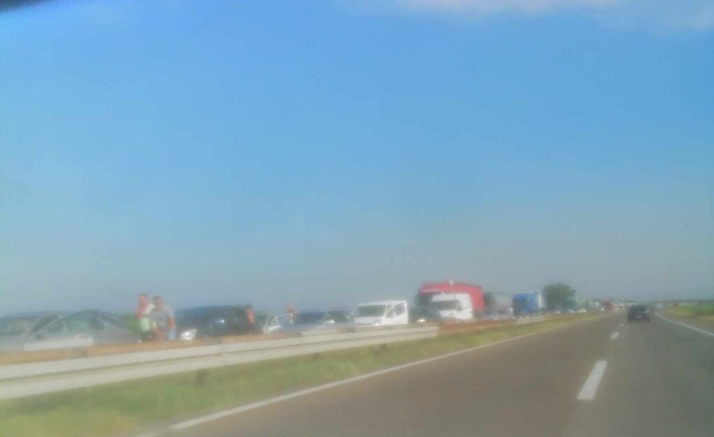 Izgoreo šleper sa prikolicom na autoputu, povređenih nema, saobraćaj u prekidu. Auto put Beograd Niš