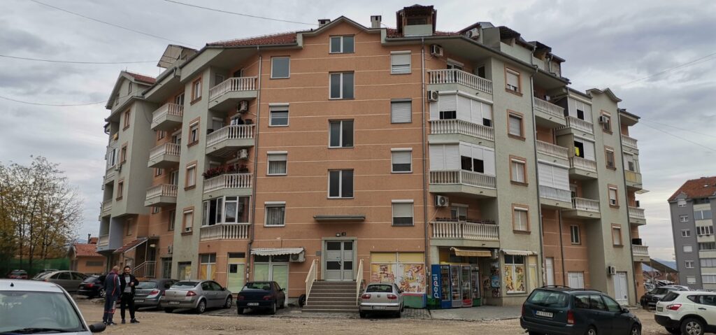Covek koji je hteo da spasi lekara roba, slike gde su ziveli osudjeni supruznici