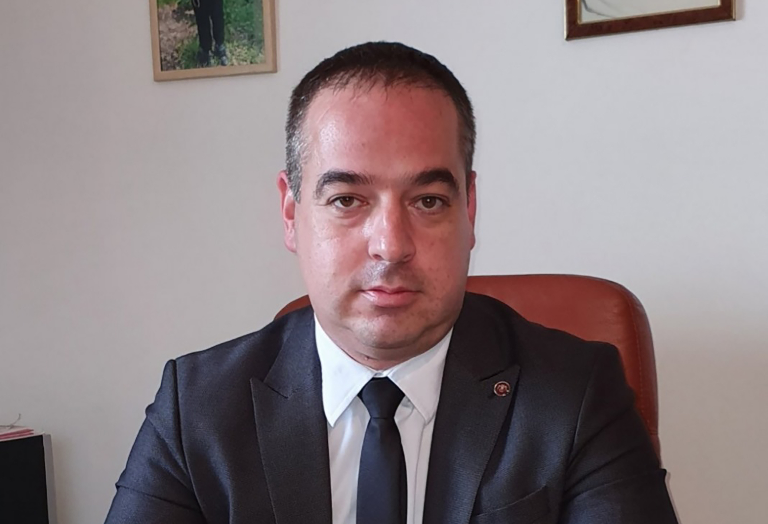 On je i pomoćnik direktora RFZO, predsednik Upravnog odbora Opšte bolnice u Jagodini i odbornik