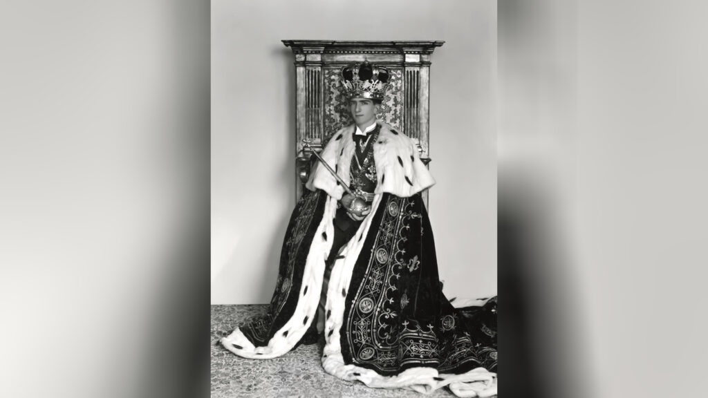 Kralj Petar II Karađorđević sa kraljevskim insignijama Foto: Arhiva Ljudskog muzeja Rogoška Slatina