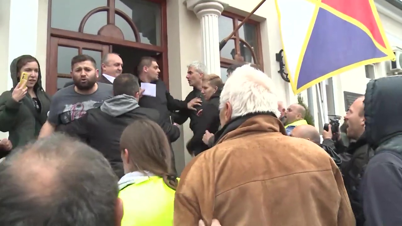 Zašto red zavode momci u kapuljačama, a ne policija_