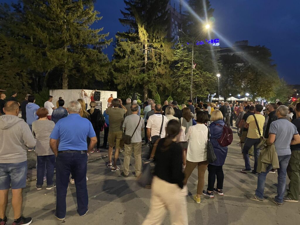 Večeras je na Trgu Kneza Mihaila od 19 sati u Gornjem Milanovcu održan četrnaesti protest protiv nasilja pod nazivom "Festival parizera".