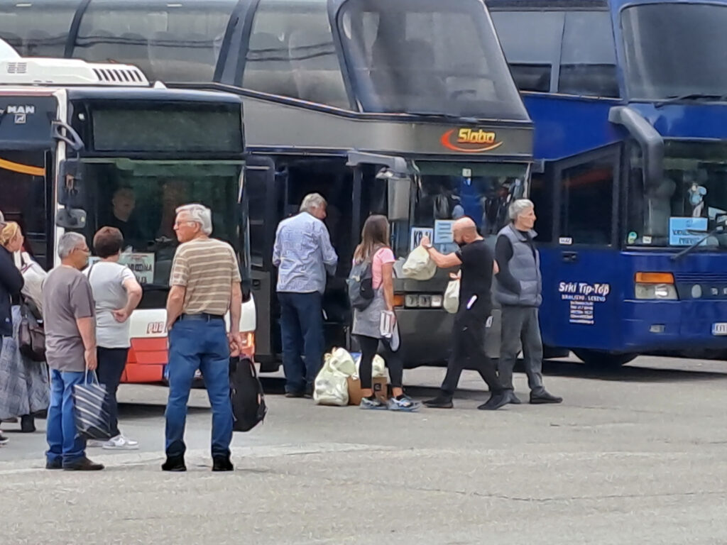 Kraljevo 26.05.2023 SNS kontramiting, autobusi sendvici, autobuska stanica