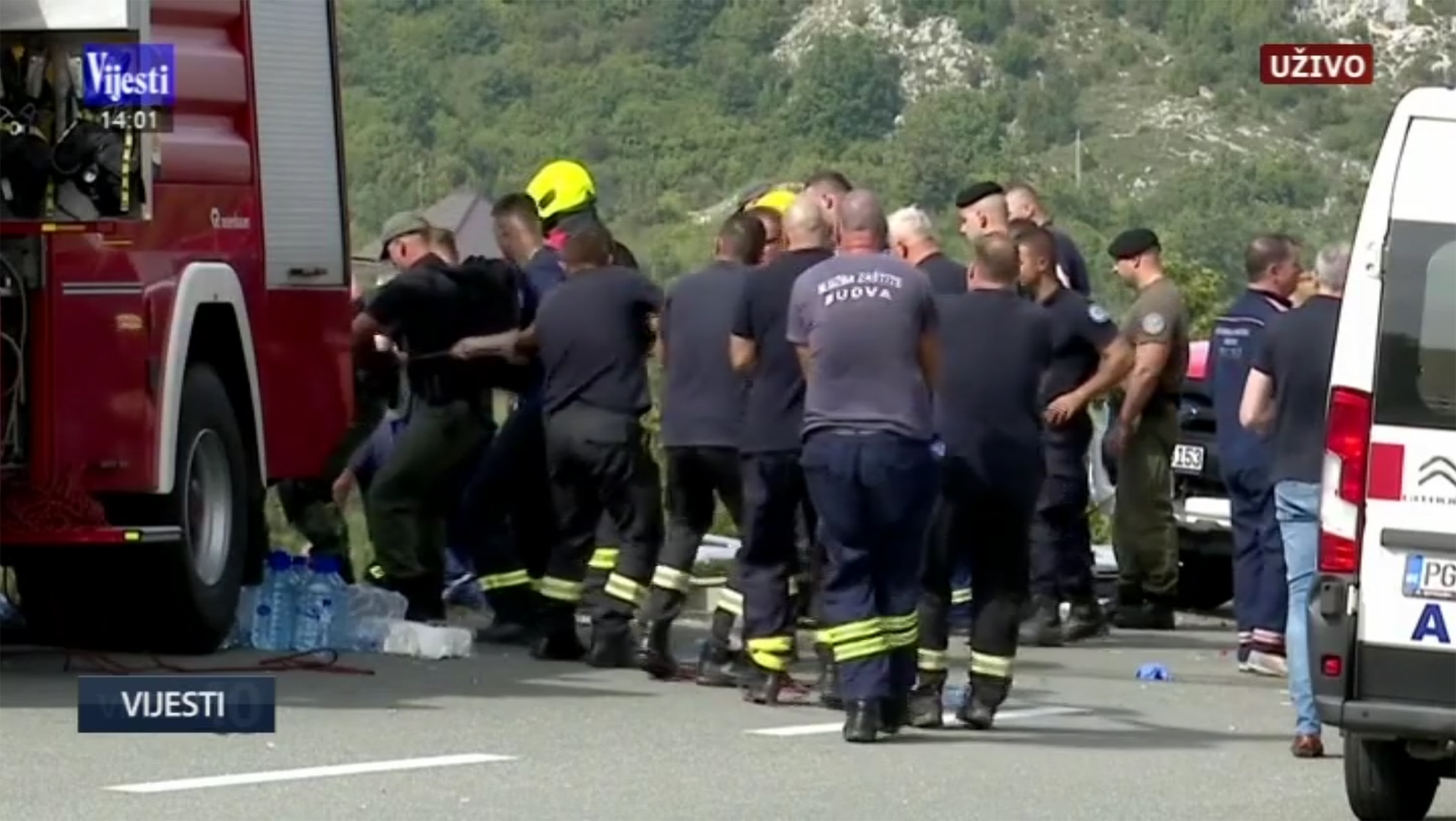 Crna Gora, nesreća Najmanje tri osobe su poginule, dok je više osoba povrijeđeno u udesu koji se desio na putu Cetinje - Budva. vatrogasci hitna pomoć mesto nesreće autobus ambis provalija sleteo sa puta