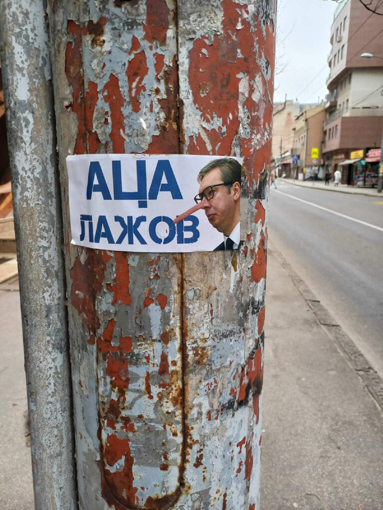 Mesto: Beograd
Datum: Wed Mar 15 09:45:08 CET 2023
Dogadjaj: DRUŠTVO - na beogradskom Vračaru osvanuo je uvredljivi plakat predsedniku Srbije Aleksandru Vučiću
Fotoreporter: Vera Barišić
Ličnosti:  
Izvor: FoNet