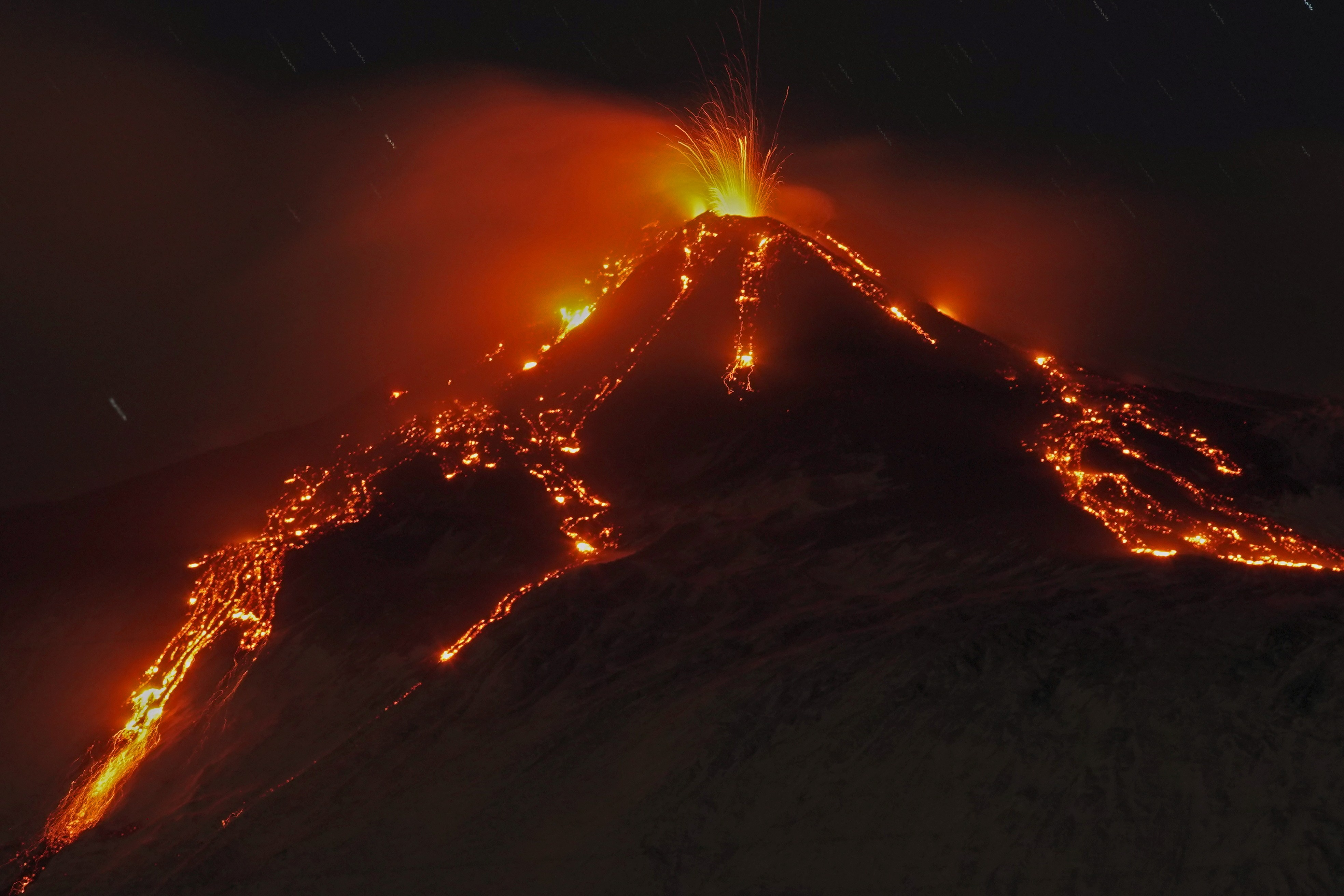 Etna, vulkan, erupcija vulkana, lava
An eruption from Mount Etna lights up the sky during the night, seen from the small village of Fornazzo, under the volcano, Italy, January 19, 2021. REUTERS/Antonio Parrinello