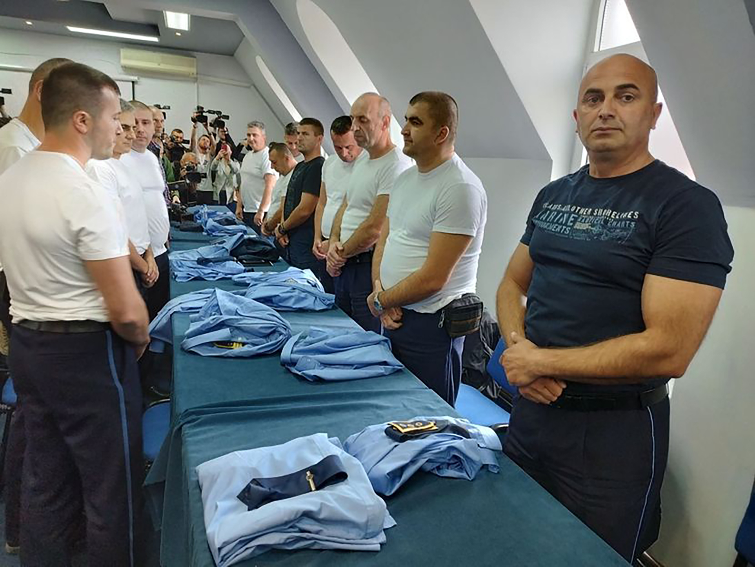 Srbi vratili uniforme, POLICAJCI,  komandiri stanica i rukovodioci policije sa severa skinuli su svoje uniforme, posle sastanka u Zvečanu na kojem je odlučeno da Srbi izađu iz institucija na severu Kosova