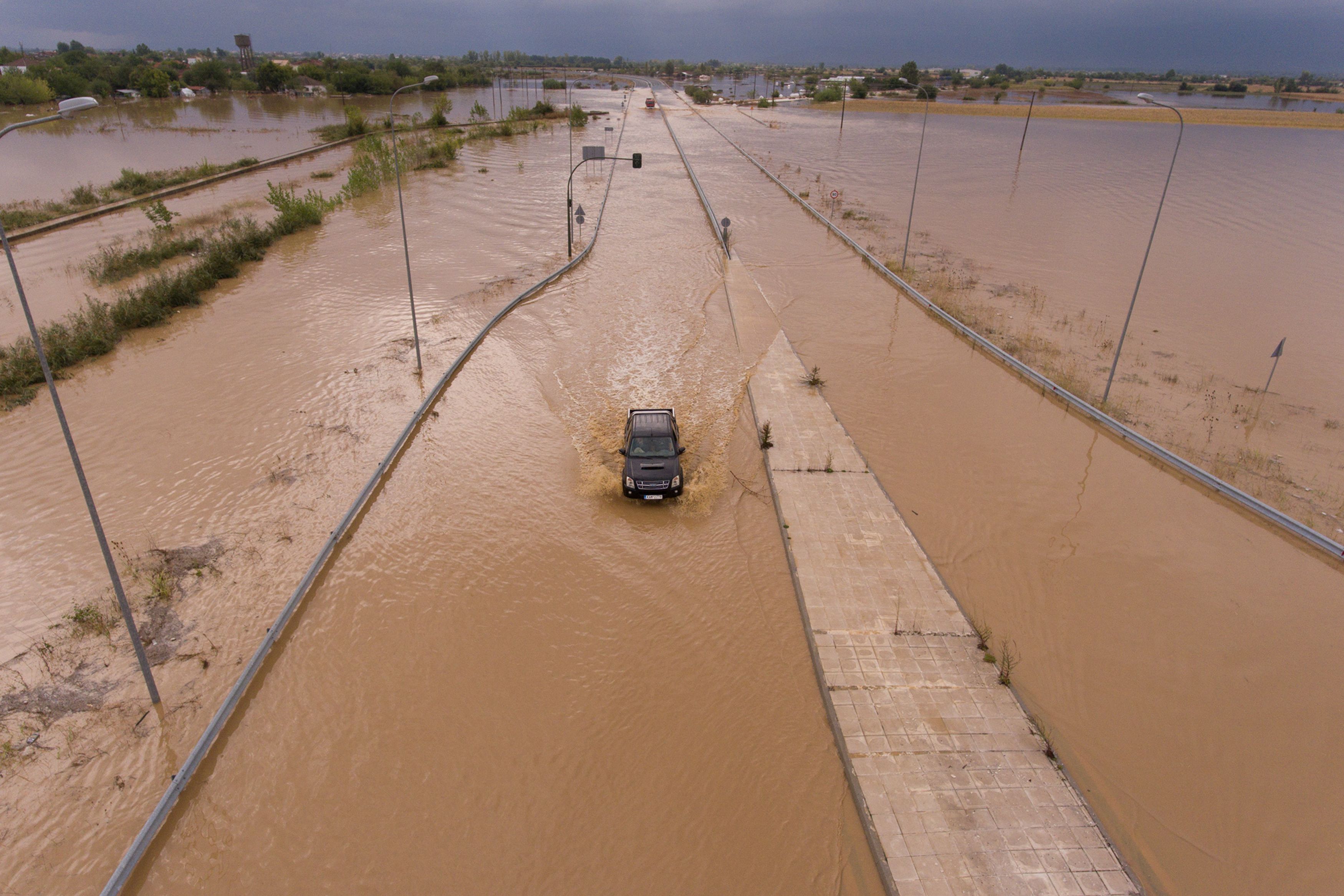 Grčka poplave, A car is seen on a flooded highway following a storm near the village of Artesiano
