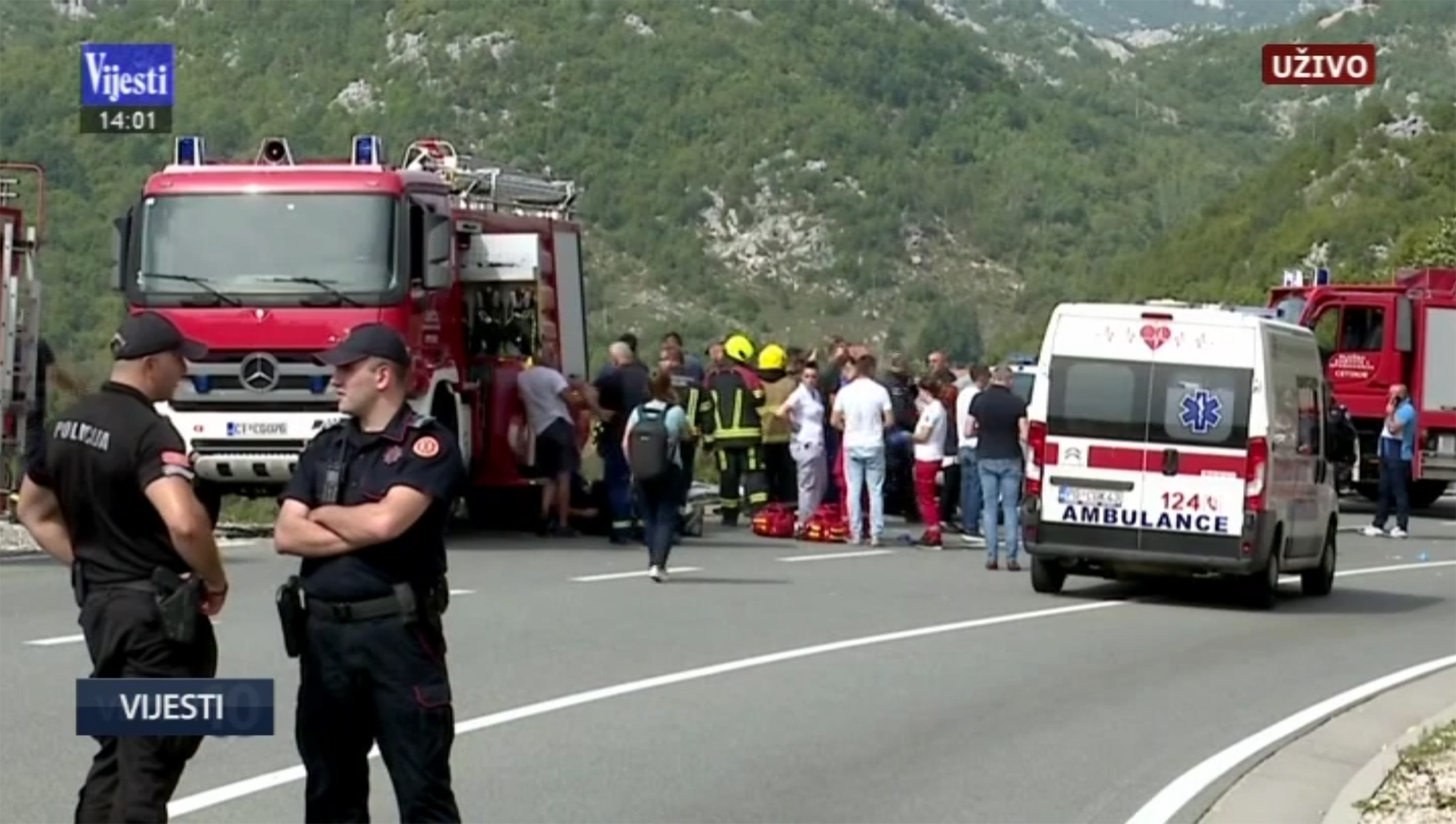 Crna Gora, nesreća Najmanje tri osobe su poginule, dok je više osoba povrijeđeno u udesu koji se desio na putu Cetinje - Budva. vatrogasci hitna pomoć mesto nesreće autobus ambis provalija sleteo sa puta