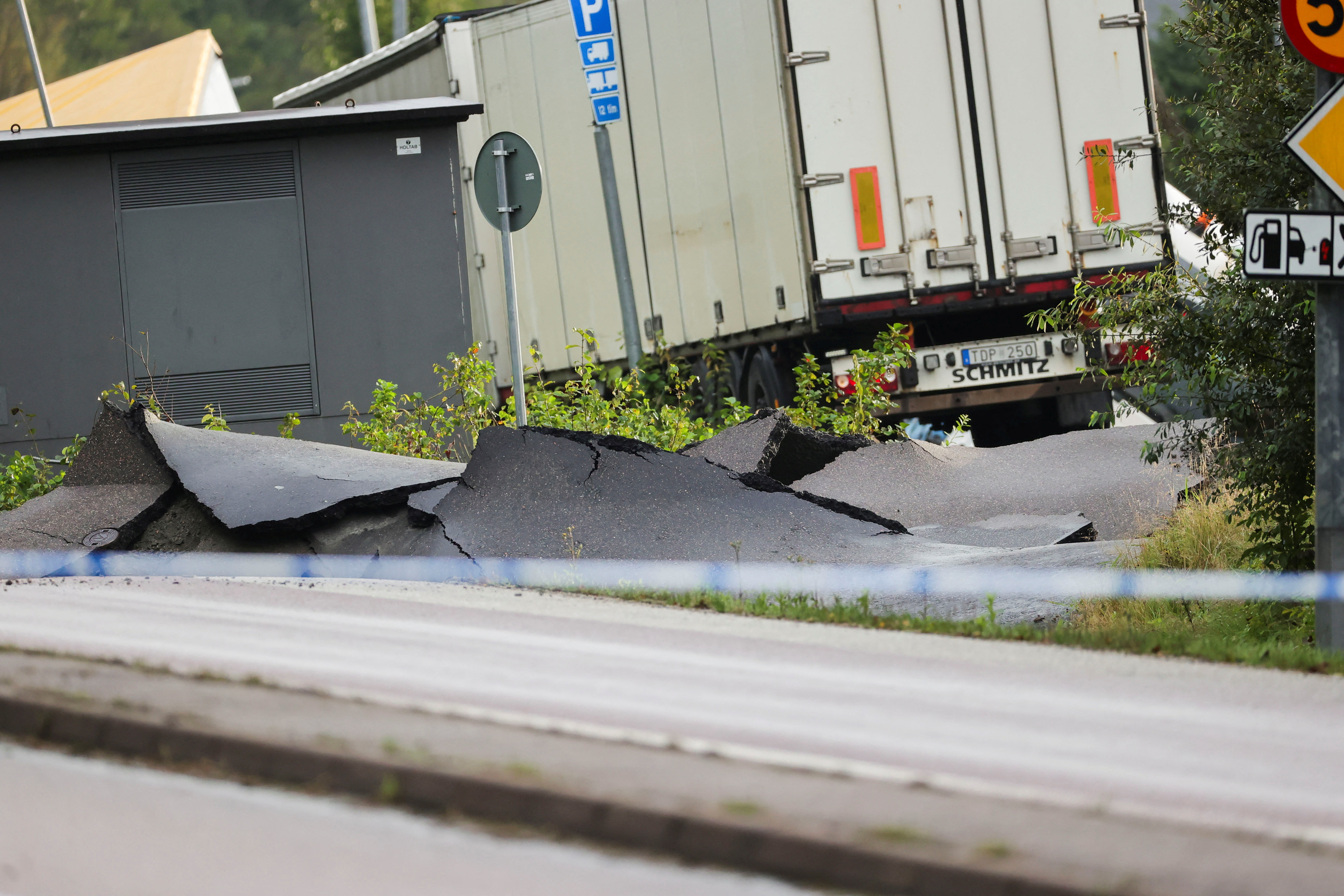 Obrušio se deo auto-puta u Švedskoj A view of a partially collapsed motorway following a landslide, near Stenungsund