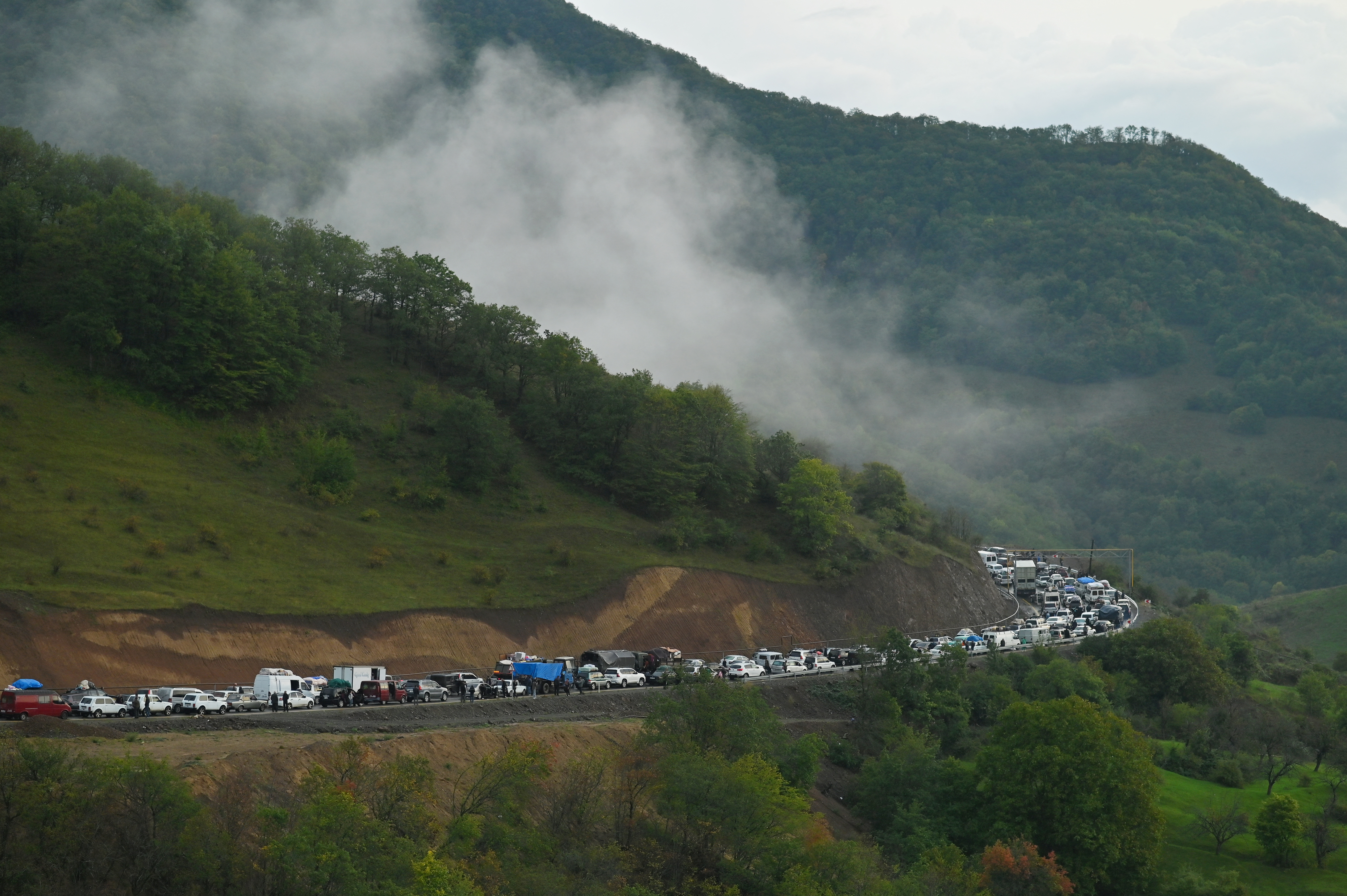 Vehicles carrying refugees from Nagorno-Karabakh, a region inhabited by ethnic Armenians, queue on the road leading towards the Armenian border, in Nagorno-Karabakh, September 25, 2023. REUTERS/David Ghahramanyan